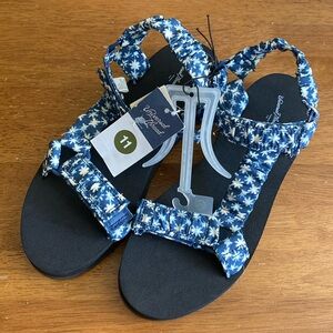 NWT Women’s adjustable sandals / blue floral Velcro sandals NEW 💫 size 11